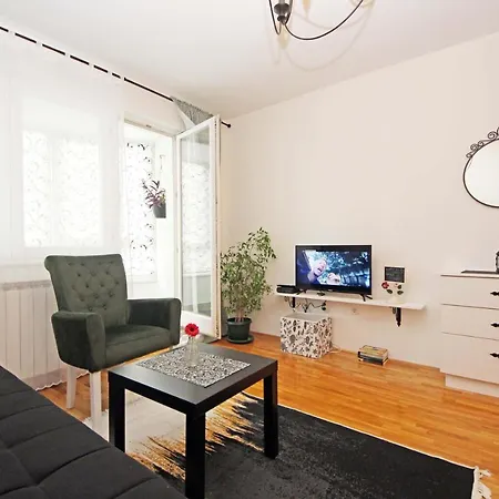 Mila - A Stylish Near Airport شقة
